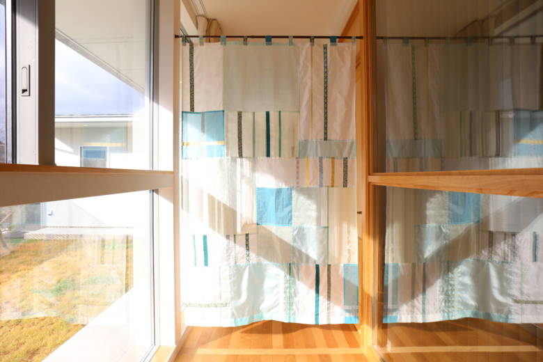 パッチワークのカーテン