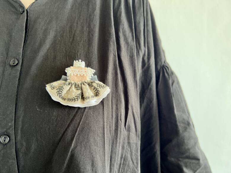 服にブローチ写真