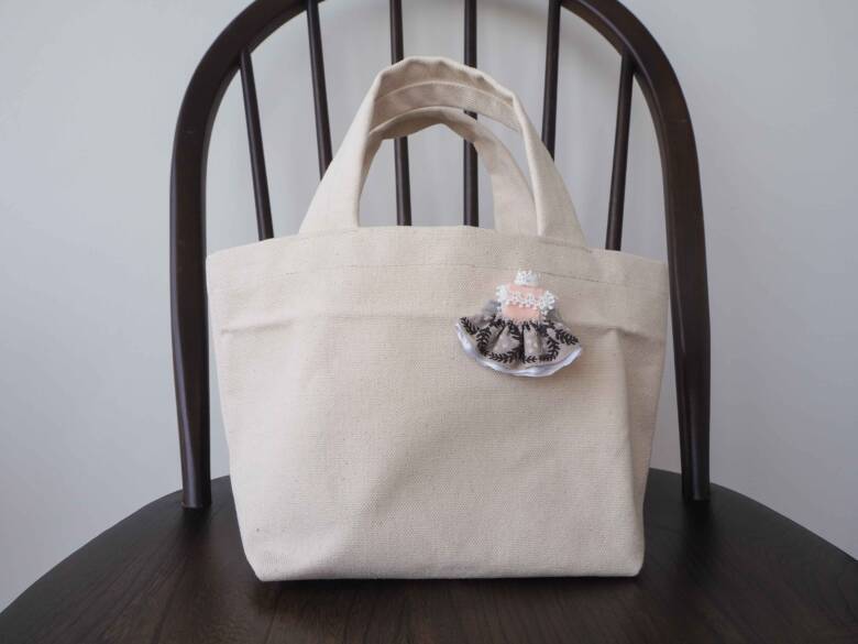 かばんにブローチ写真