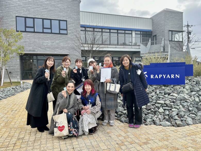 松川レピヤン新社屋前の集合写真