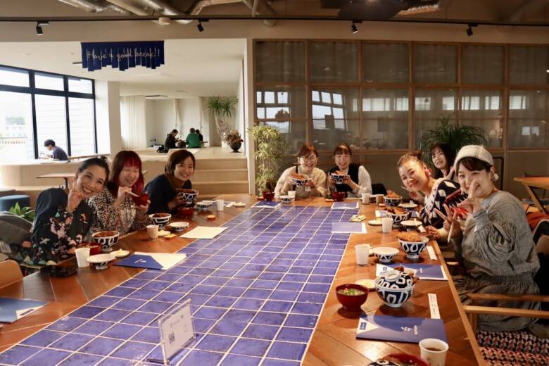 社員食堂で福井のご当地グルメのソースカツ丼を食べる様子