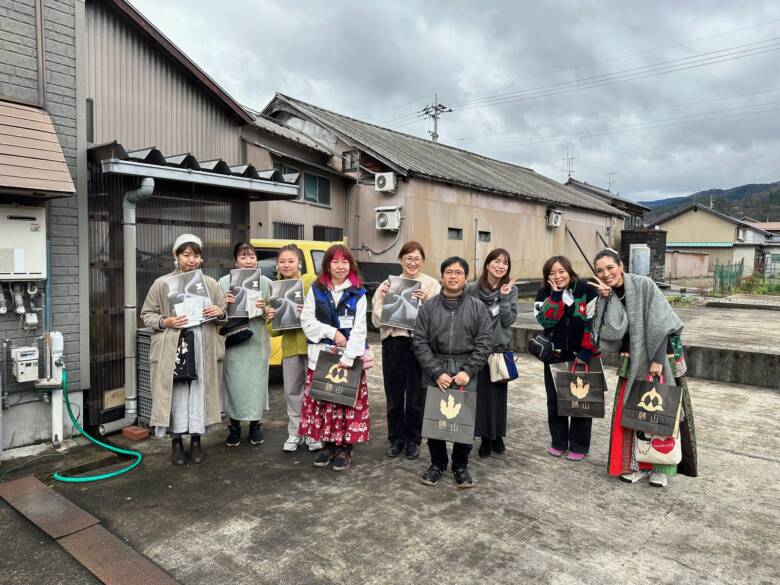 東野東吉織物での集合写真