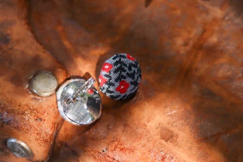 リボンブローチのアップ写真②