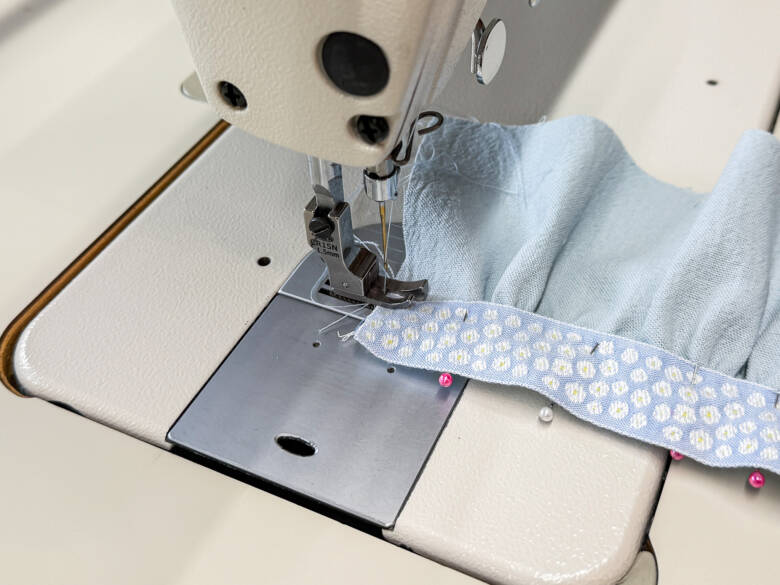 作業手順④ 表側から、リボンの端から1mm内側を縫うようにステッチをかける様子