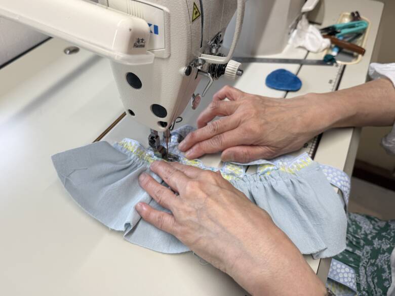 ⑦待ち針で止めたところを仮縫いをする様子