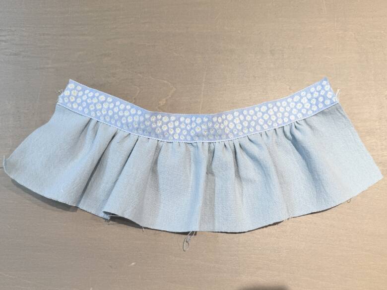 作業手順④ 表側から、リボンの端から1mm内側を縫うようにステッチをかける様子