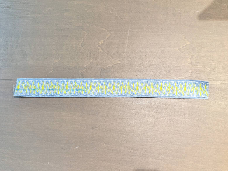 ②端から1cmの位置にチャコペンでラインがひかれた胸用チロルリボンの裏側