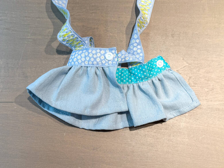 完成したぬいぐるみの手作り服(ポシェット風)