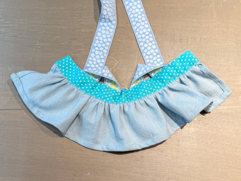 作業手順⑪ 胸のチロルリボンとリバーシブルリボンの周囲をぐるりと一周縫い、仕上げる様子