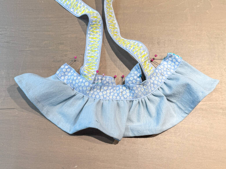 作業手順⑩ 三つ折りにした脇と裾をミシンで縫う様子