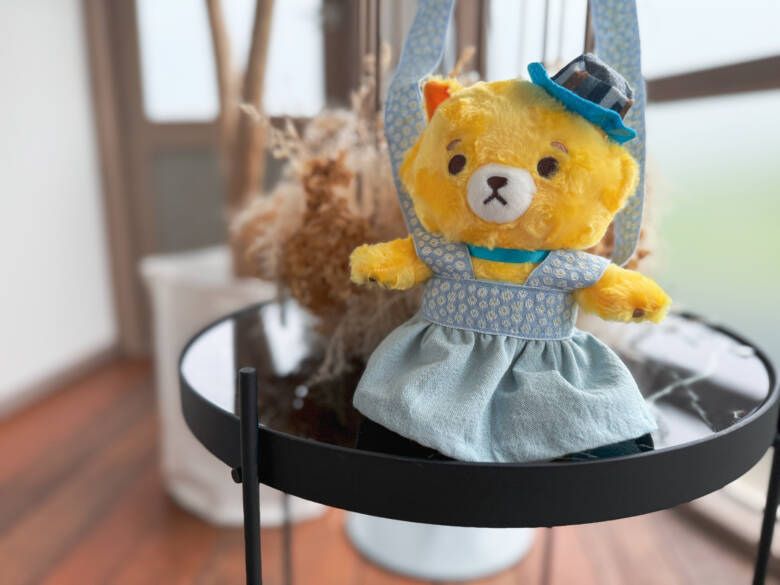 完成した手作りのぬいぐるみ用服（ポシェット）を着せたぬいぐるみの写真