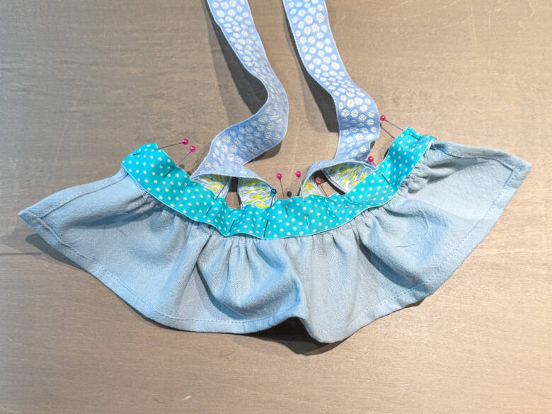 作業手順⑩ 三つ折りにした脇と裾をミシンで縫う様子