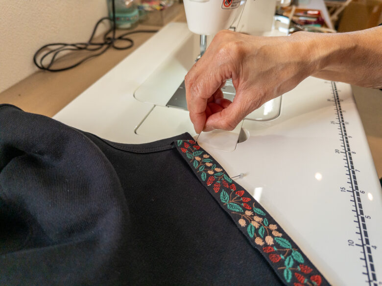 リボンを仮どめする