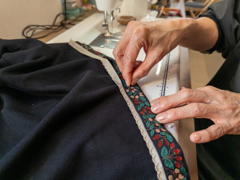 リボンを仮どめする