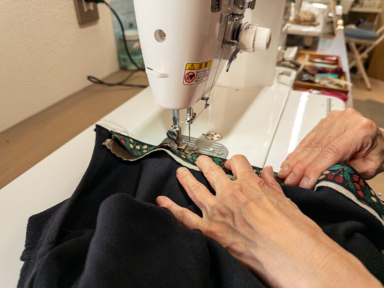 リボンのまわりをぐるりとミシンで縫う