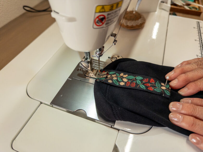 袖リボンを縫い付ける