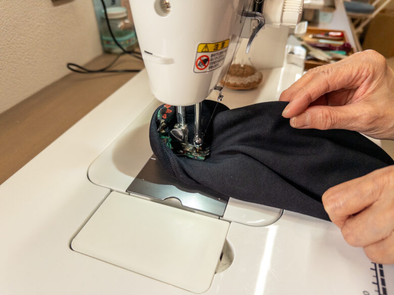 袖リボンを縫い付ける