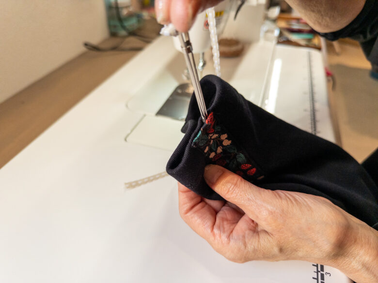 細リボンを通す