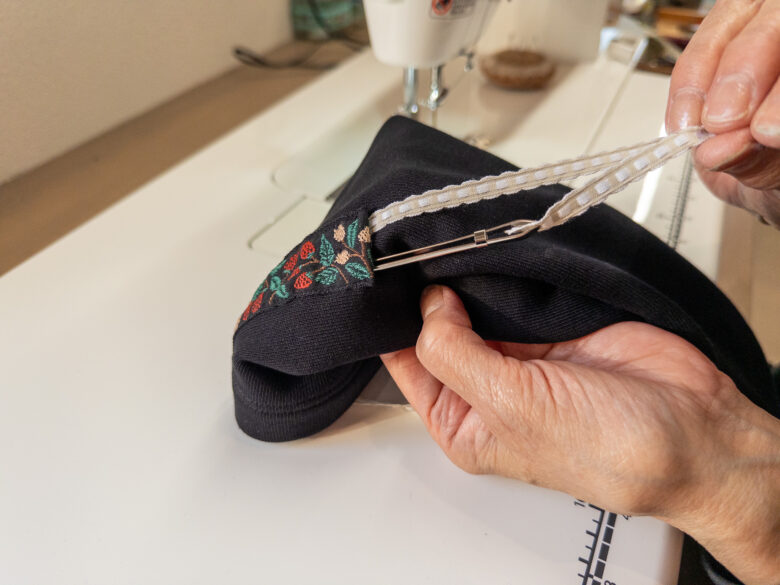 細リボンを通す