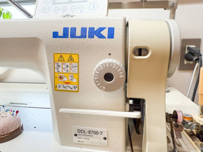 ミシンの目は、ギャザーを寄せたときの「最大」から、通常の長さ（2.0〜2.5mm程度）に戻した様子