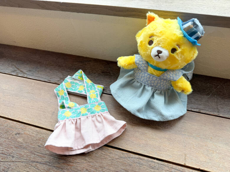 完成した手作りのぬいぐるみ用服（ポシェット）を着せたぬいぐるみの写真