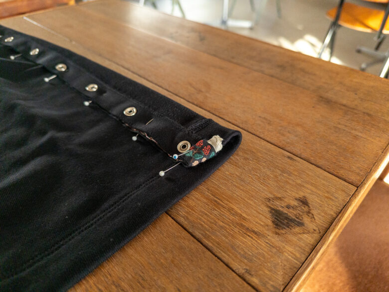 リボンを仮どめする