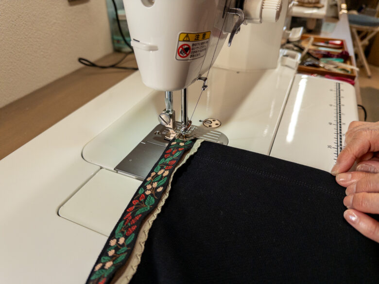 リボンのまわりをぐるりとミシンで縫う