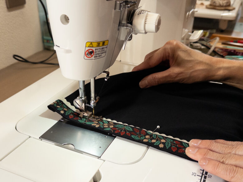 リボンのまわりをぐるりとミシンで縫う