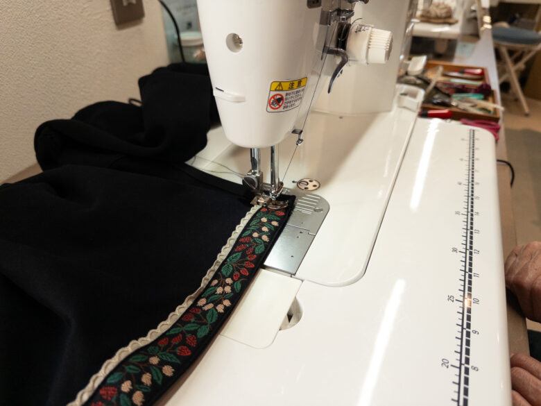 リボンのまわりをぐるりとミシンで縫う