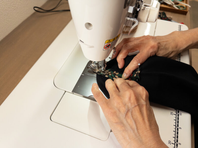 袖リボンを縫い付ける