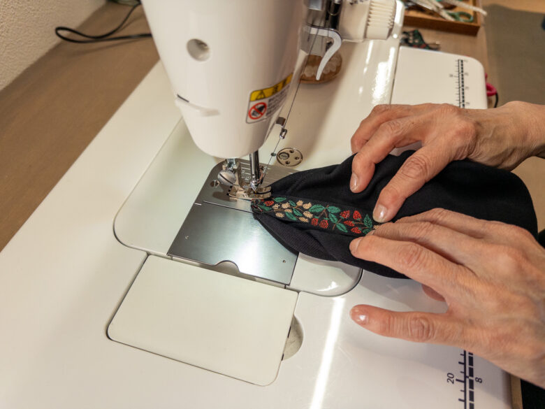 袖リボンを縫い付ける