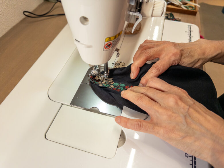 袖リボンを縫い付ける