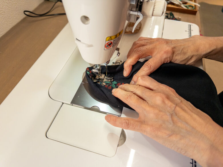 袖リボンを縫い付ける