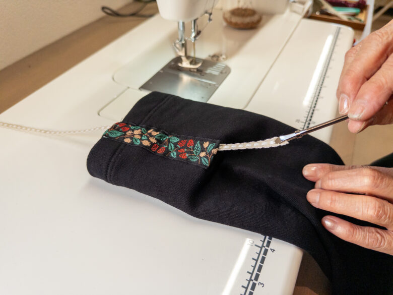 細リボンを通す