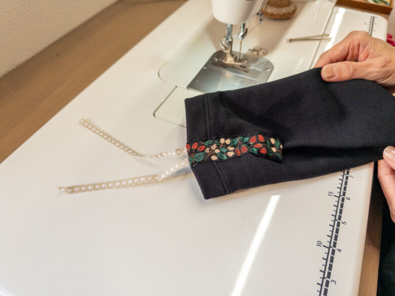 細リボンを通す